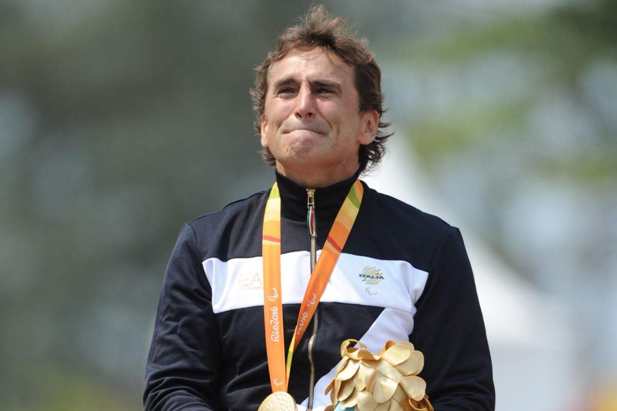 Zanardi, foto commovente: tifosi in lacrime